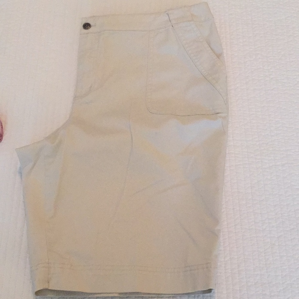 Additions by CHICOs 2.5 khaki shorts 10”